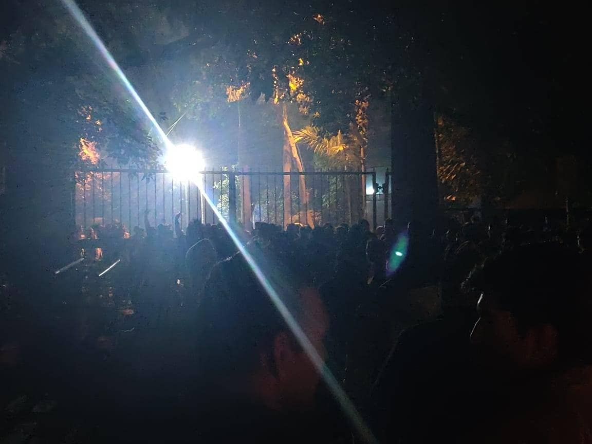 बिखरे शीशे, टूटे फर्नीचर और गेट, देखें JNU हिंसा की तस्वीरें