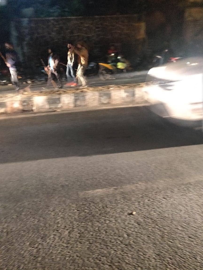 बिखरे शीशे, टूटे फर्नीचर और गेट, देखें JNU हिंसा की तस्वीरें