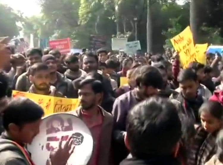 JNU में छ‍िड़ी स‍ियासी लड़ाई, द‍िल्ली से मुंबई तक ह‍िंसा का विरोध