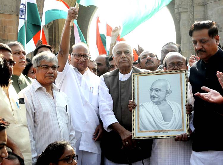 JNU में छ‍िड़ी स‍ियासी लड़ाई, द‍िल्ली से मुंबई तक ह‍िंसा का विरोध