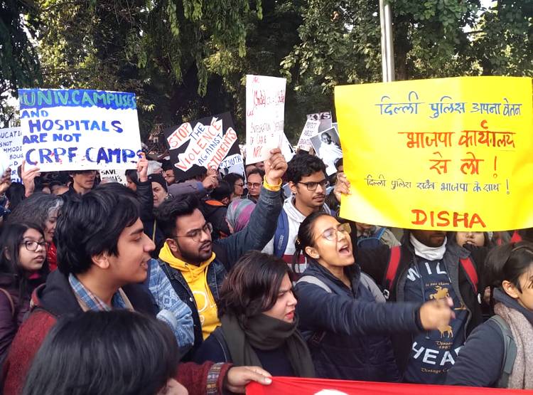 JNU में छ‍िड़ी स‍ियासी लड़ाई, द‍िल्ली से मुंबई तक ह‍िंसा का विरोध