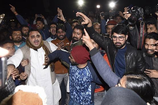 JNU: तस्वीरों में देखें, अंधेरा होते ही कैसे मचा कहर, 25 घायल