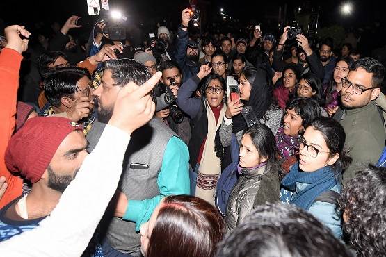 JNU: तस्वीरों में देखें, अंधेरा होते ही कैसे मचा कहर, 25 घायल