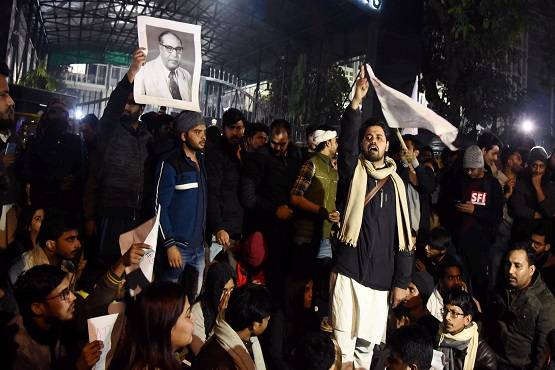 JNU: तस्वीरों में देखें, अंधेरा होते ही कैसे मचा कहर, 25 घायल