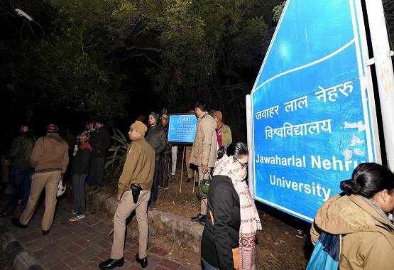JNU: तस्वीरों में देखें, अंधेरा होते ही कैसे मचा कहर, 25 घायल