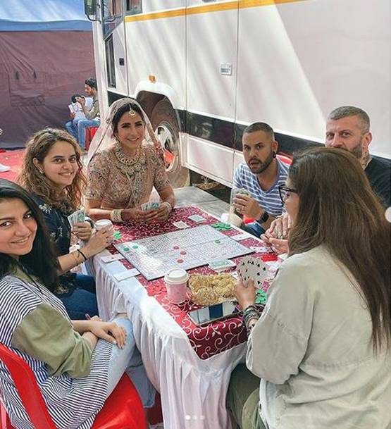 शूटिंग सेट पर ब्राइडल लुक में दिखीं कटरीना कैफ, वायरल हुई तस्वीर