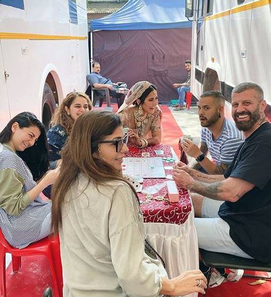 शूटिंग सेट पर ब्राइडल लुक में दिखीं कटरीना कैफ, वायरल हुई तस्वीर