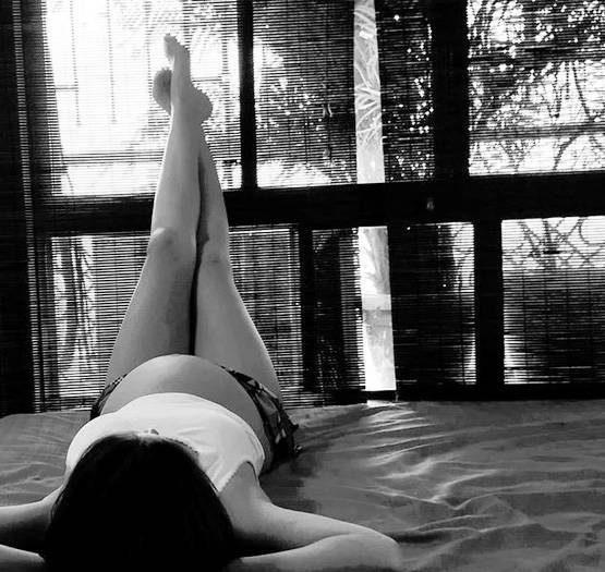 कल्कि ने शेयर की ब्लैक एंड व्हाइट फोटो, बेबी बंप फ्लॉन्ट करती दिखीं