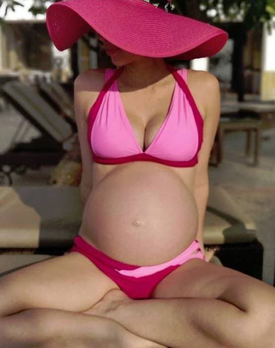 कल्कि ने शेयर की ब्लैक एंड व्हाइट फोटो, बेबी बंप फ्लॉन्ट करती दिखीं