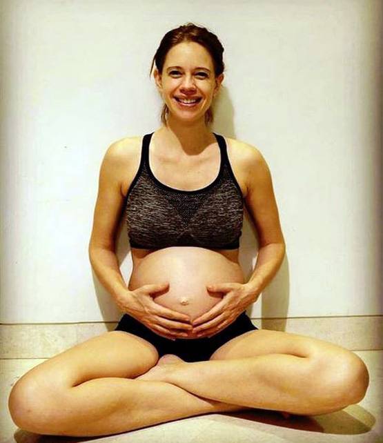 कल्कि ने शेयर की ब्लैक एंड व्हाइट फोटो, बेबी बंप फ्लॉन्ट करती दिखीं