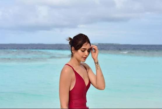 रेड मोनोकनी में करिश्मा का सिजलिंग अवतार, शेयर की थ्रोबैक फोटोज