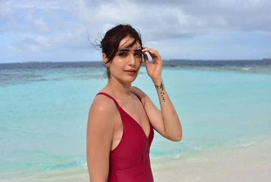 रेड मोनोकनी में करिश्मा का सिजलिंग अवतार, शेयर की थ्रोबैक फोटोज