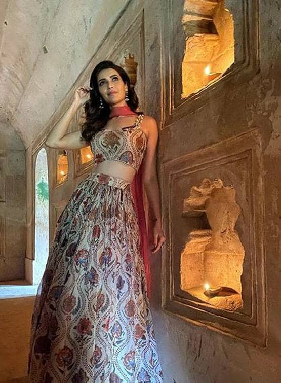 नागिन 3 फेम करिश्मा तन्ना का बोल्ड अंदाज, कराया बिकिनी फोटोशूट