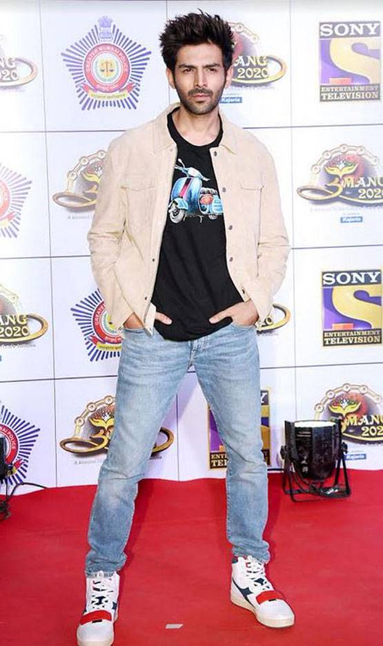 Umang 2020: सारा का ट्रैडिशनल लुक, कैजुअल वियर में दिखे कार्तिक