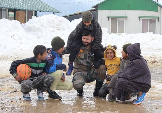 कश्मीर घाटी में गणतंत्र दिवस का जश्न, तिरंगा लहराते दिखे बच्चे