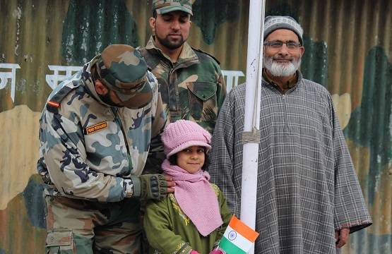 कश्मीर घाटी में गणतंत्र दिवस का जश्न, तिरंगा लहराते दिखे बच्चे