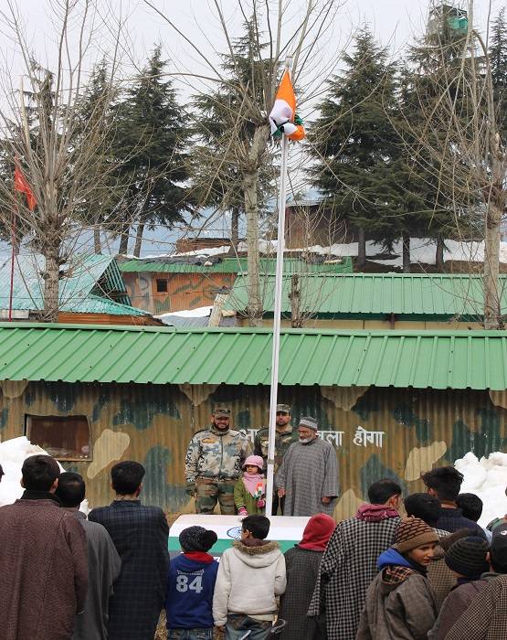 कश्मीर घाटी में गणतंत्र दिवस का जश्न, तिरंगा लहराते दिखे बच्चे