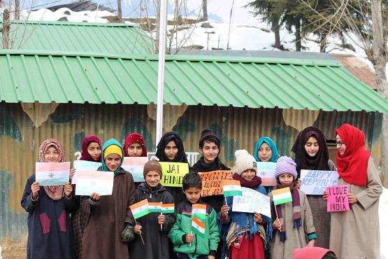 कश्मीर घाटी में गणतंत्र दिवस का जश्न, तिरंगा लहराते दिखे बच्चे