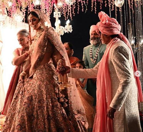 सात फेरे लेने को तैयार कटरीना, शादी में जमकर झूमे अमिताभ-जया