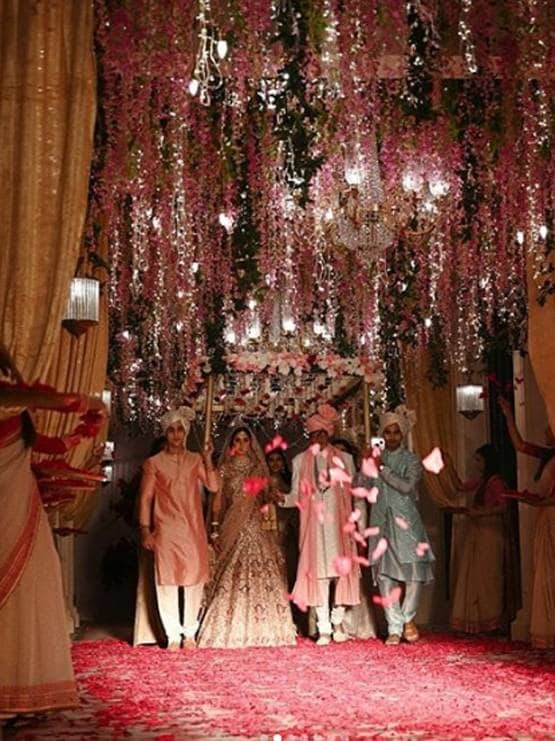 सात फेरे लेने को तैयार कटरीना, शादी में जमकर झूमे अमिताभ-जया