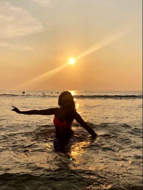 गोवा के समंदर में एंजॉय कर रही कविता कौश‍िक, बिकिनी में शेयर की फोटो