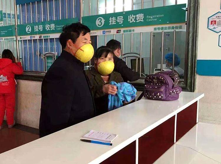 Coronavirus: चीन के लोग लगा रहे हैं ब्रा, सैनिटरी पैड्स, संतरे के मास्क