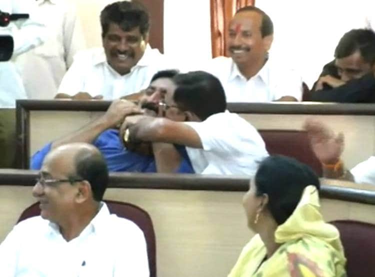 पुरुष कॉर्पोरेटर ने एक दूसरे को क‍िया 'क‍िस', देखती रहीं मह‍िलाएं