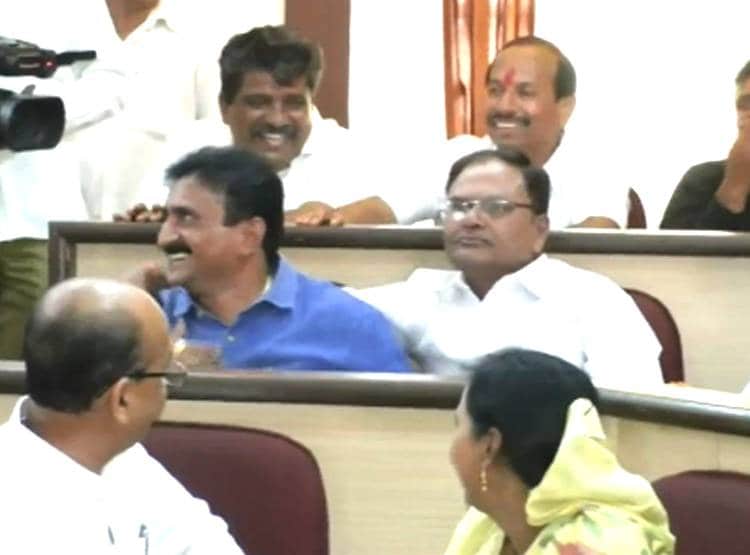 पुरुष कॉर्पोरेटर ने एक दूसरे को क‍िया 'क‍िस', देखती रहीं मह‍िलाएं