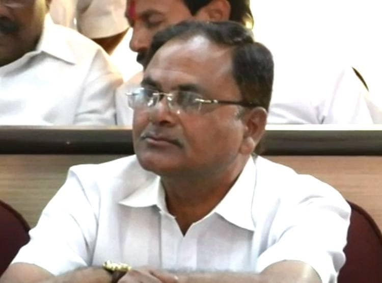 पुरुष कॉर्पोरेटर ने एक दूसरे को क‍िया 'क‍िस', देखती रहीं मह‍िलाएं