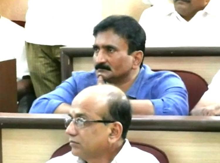 पुरुष कॉर्पोरेटर ने एक दूसरे को क‍िया 'क‍िस', देखती रहीं मह‍िलाएं