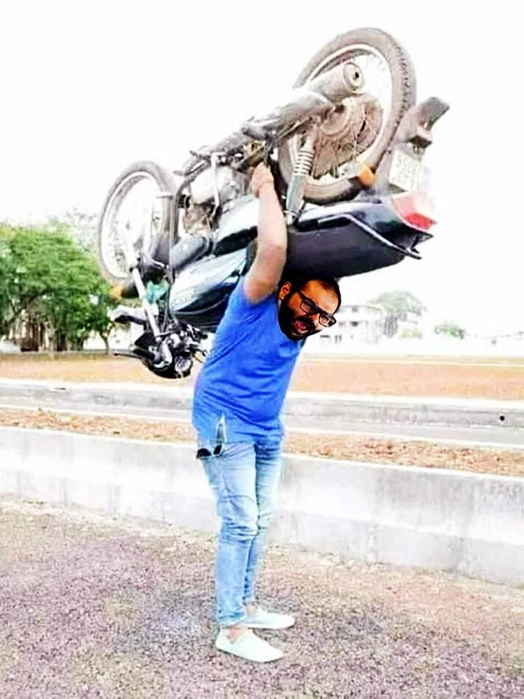 Viral Meme: उड़ान पर लगा बैन तो बाइक कंधे पर उठाकर चल पड़े कुणाल कामरा