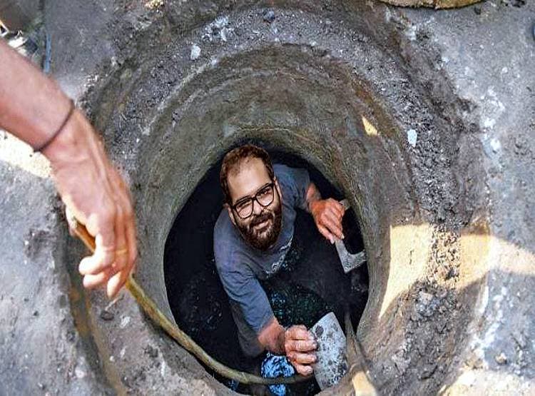 Viral Meme: उड़ान पर लगा बैन तो बाइक कंधे पर उठाकर चल पड़े कुणाल कामरा