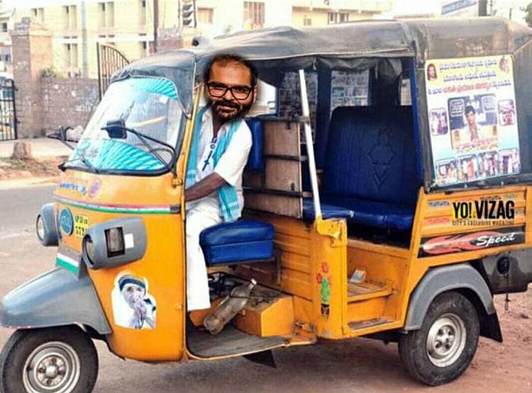 Viral Meme: उड़ान पर लगा बैन तो बाइक कंधे पर उठाकर चल पड़े कुणाल कामरा