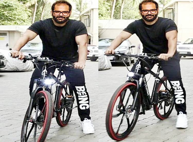 Viral Meme: उड़ान पर लगा बैन तो बाइक कंधे पर उठाकर चल पड़े कुणाल कामरा