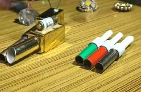 देखन में लिपस्टिक लगे, घाव करे गंभीर...अब लड़कियों को छेड़ा तो चलेगी गोली