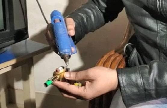 देखन में लिपस्टिक लगे, घाव करे गंभीर...अब लड़कियों को छेड़ा तो चलेगी गोली