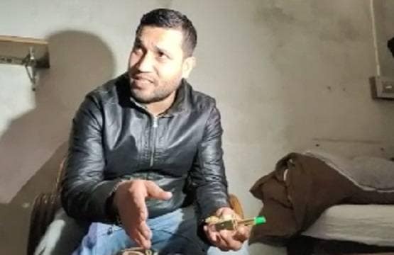 देखन में लिपस्टिक लगे, घाव करे गंभीर...अब लड़कियों को छेड़ा तो चलेगी गोली