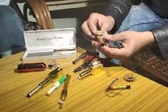 देखन में लिपस्टिक लगे, घाव करे गंभीर...अब लड़कियों को छेड़ा तो चलेगी गोली