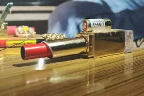 देखन में लिपस्टिक लगे, घाव करे गंभीर...अब लड़कियों को छेड़ा तो चलेगी गोली