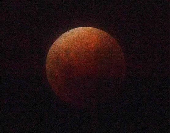 आधी रात को लगेगा चंद्र ग्रहण, इन राशि वालों पर पड़ेगा बुरा असर