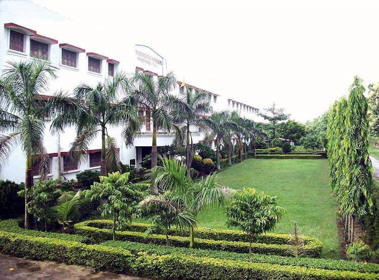 CM योगी का कॉलेज, जहां घंटी बजते ही टॉयलेट साफ करने लगते हैं टीचर