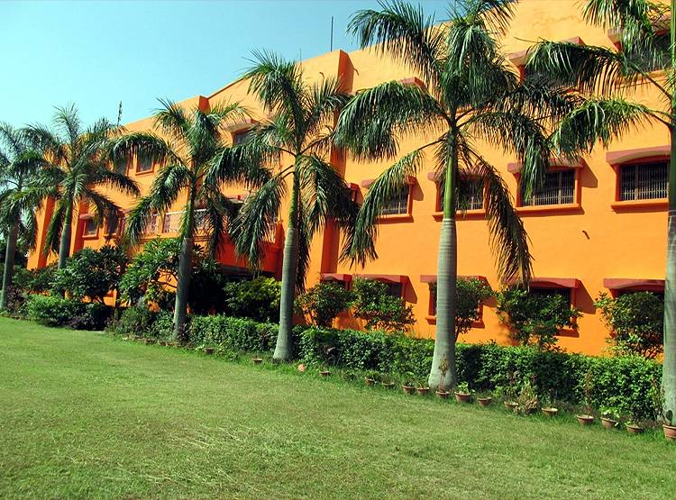 CM योगी का कॉलेज, जहां घंटी बजते ही टॉयलेट साफ करने लगते हैं टीचर