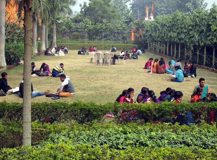 CM योगी का कॉलेज, जहां घंटी बजते ही टॉयलेट साफ करने लगते हैं टीचर