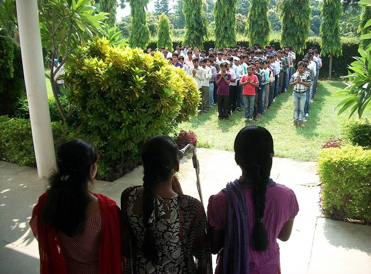 CM योगी का कॉलेज, जहां घंटी बजते ही टॉयलेट साफ करने लगते हैं टीचर