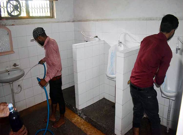 CM योगी का कॉलेज, जहां घंटी बजते ही टॉयलेट साफ करने लगते हैं टीचर