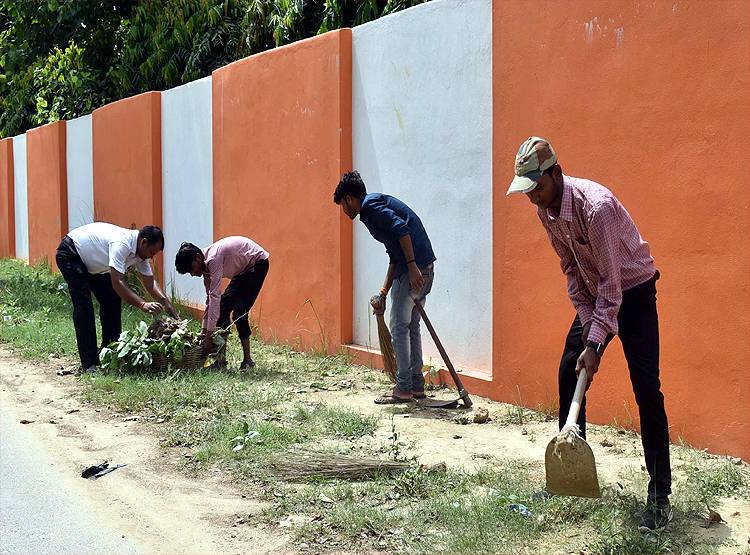 CM योगी का कॉलेज, जहां घंटी बजते ही टॉयलेट साफ करने लगते हैं टीचर