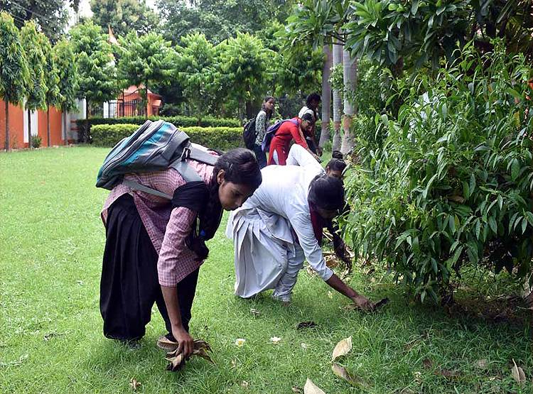CM योगी का कॉलेज, जहां घंटी बजते ही टॉयलेट साफ करने लगते हैं टीचर