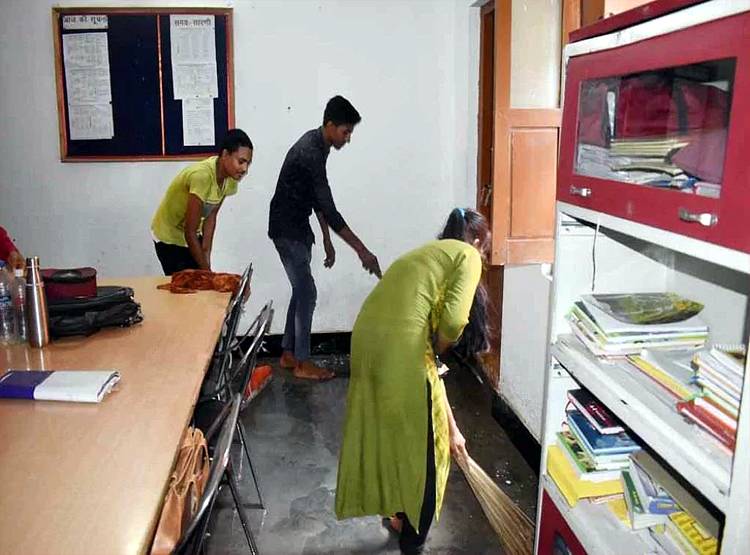 CM योगी का कॉलेज, जहां घंटी बजते ही टॉयलेट साफ करने लगते हैं टीचर