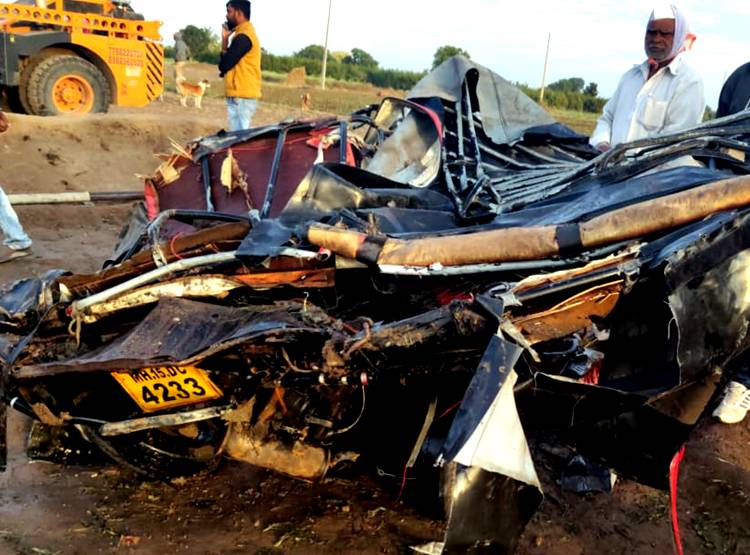 बस से टकराकर कुएं में ग‍िरा ऑटो, ऊपर से बस भी ग‍िरी, 26 की दर्दनाक मौत