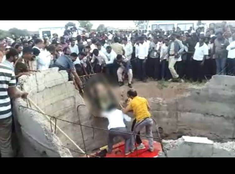 बस से टकराकर कुएं में ग‍िरा ऑटो, ऊपर से बस भी ग‍िरी, 26 की दर्दनाक मौत